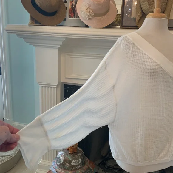 “Free People” amazing v-neck wide sleeve top - Picture 3 of 5